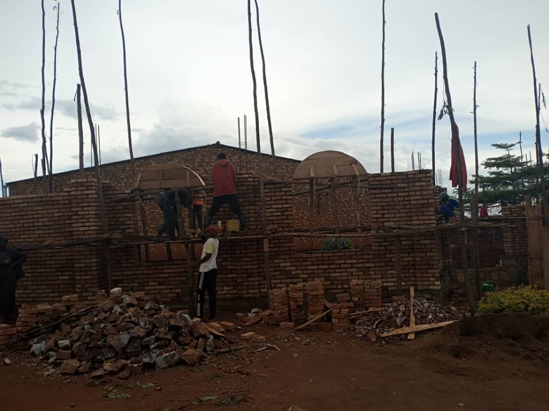 Imirimo yo kuvugurura kiliziya ya paruwasi higiro yaratangiye ubu hakaba hatimo gukorwa igice cyo kuyagura