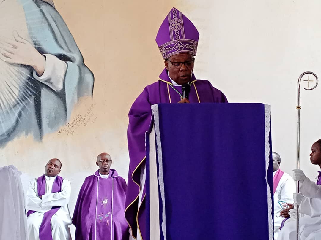 Myr Filipo Rukamba ni we wayoboye Misa yo guherekeza Mama Odette I Kiruhura