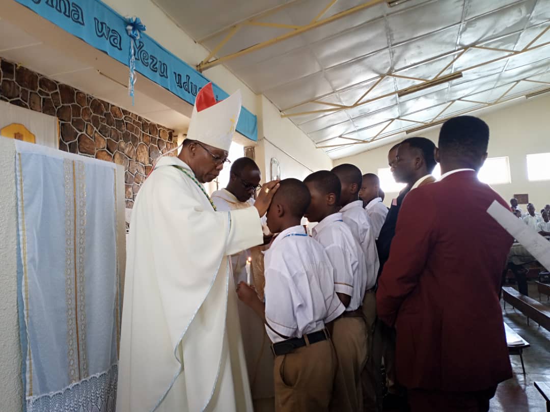 Myr Filipo Rukamba yahaye Isakaramentu ry'Ugukomezwa abaseminari bagera kuri makumyabiri