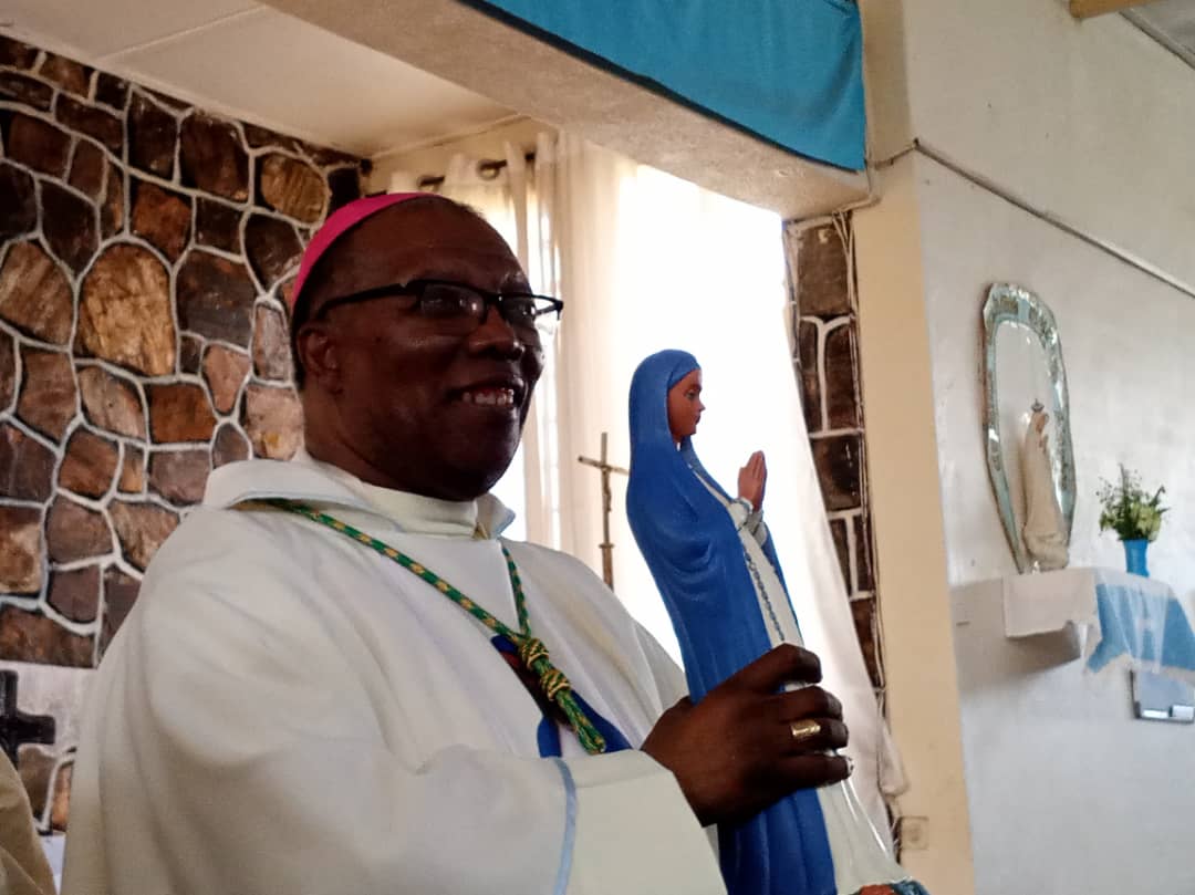 Myr Filipo Rukamba yahawe n'impano y'ishusho ya Bikira Mariya Nyina wa Jambo