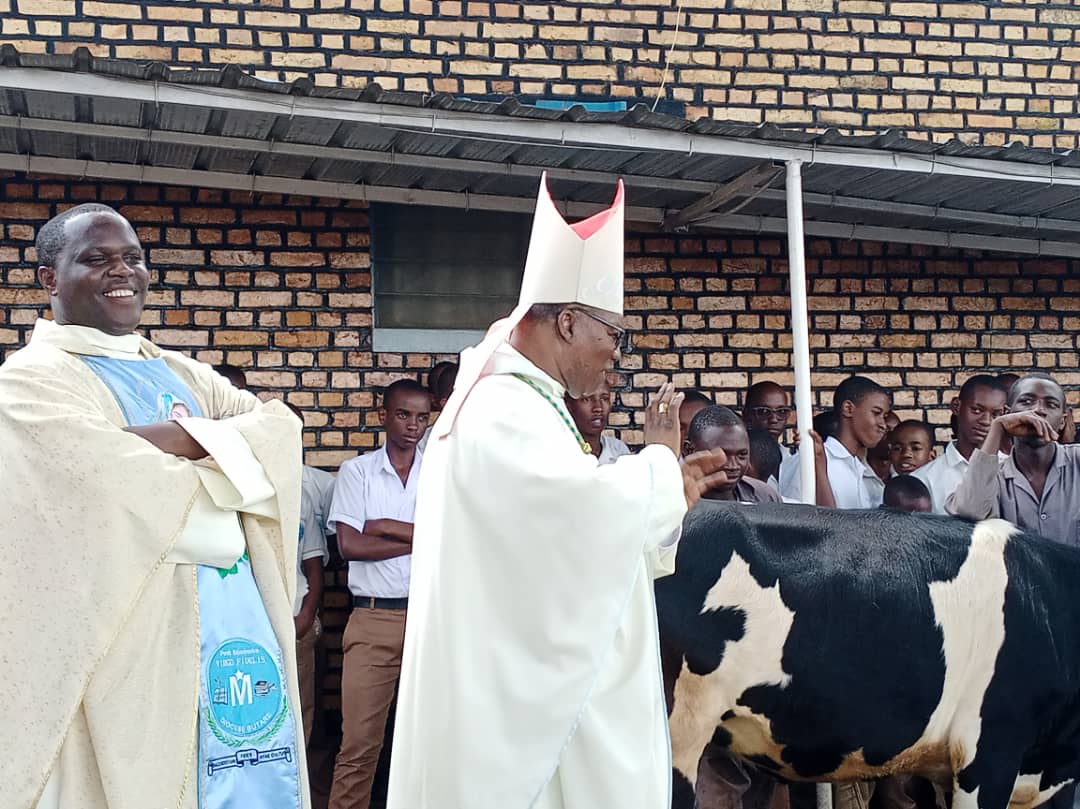 Seminari Nto ya Karubanda yagabiye Myr Filipo Rukamba imwifuriza Yubile nziza aherutse guhimbaza