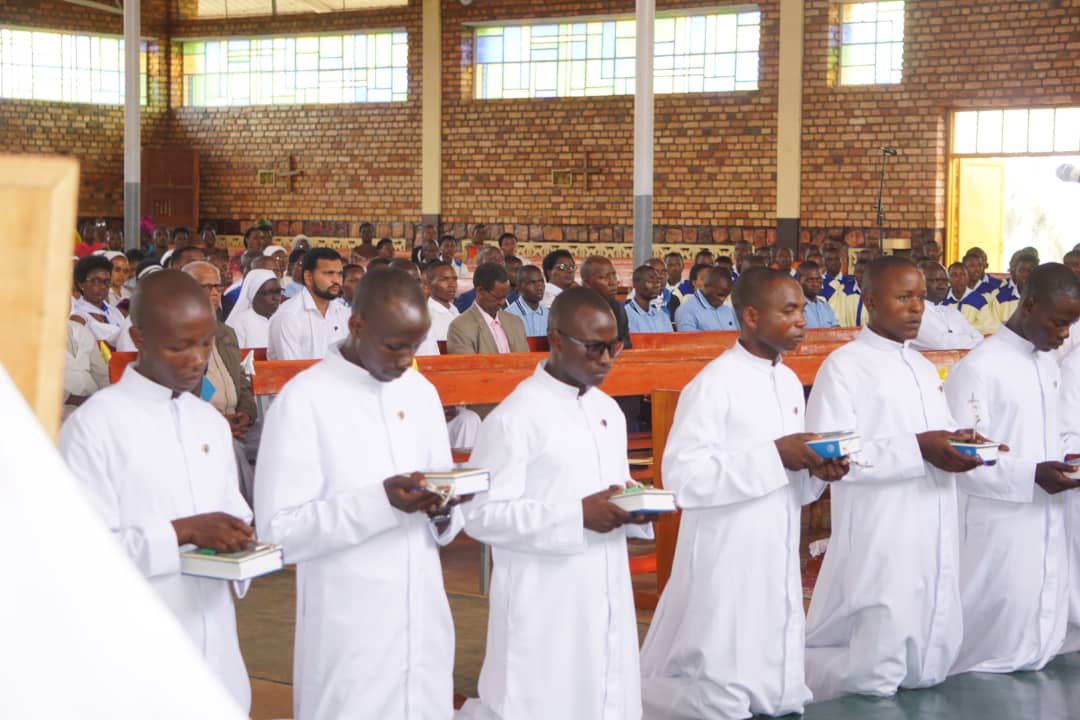 Abafurere basezeranye bambitswe umwambaro ubaranga banahabwa Igitabo gikubiyemo amabiwiriza y'umuryango hamwe n'ishapule n'umusaraba.