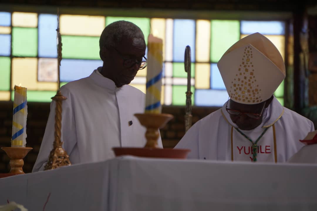 Furere Rurangirwa Jean Chrysostome na Myr Nzakamwita bashyize umukono ku byemezo by'amasezerano y'abafurere bashya
