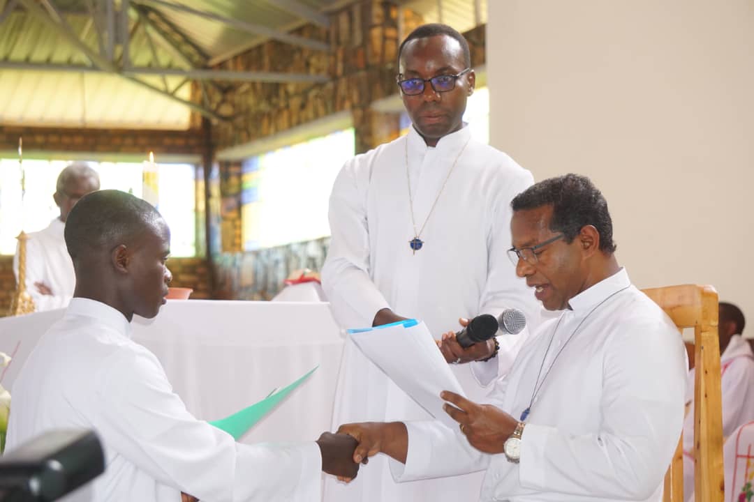 Furere Jimmy George umukuru w'umuryango w'Abafurere ba Mutagatifu Gaburiyeli ni we wakiriye amasezerano y'abafurere bashya anahagararira umuyobozi mukuru w'uyu muryango ku isi