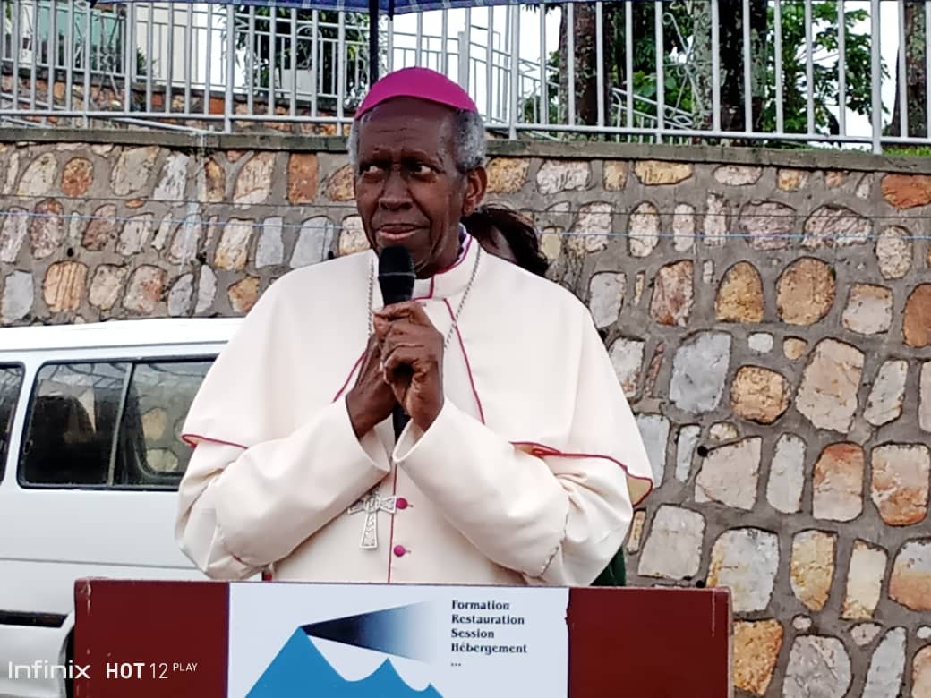Musenyeri Smaragde yasabye abakozi kwirinda gukorera ku jisho