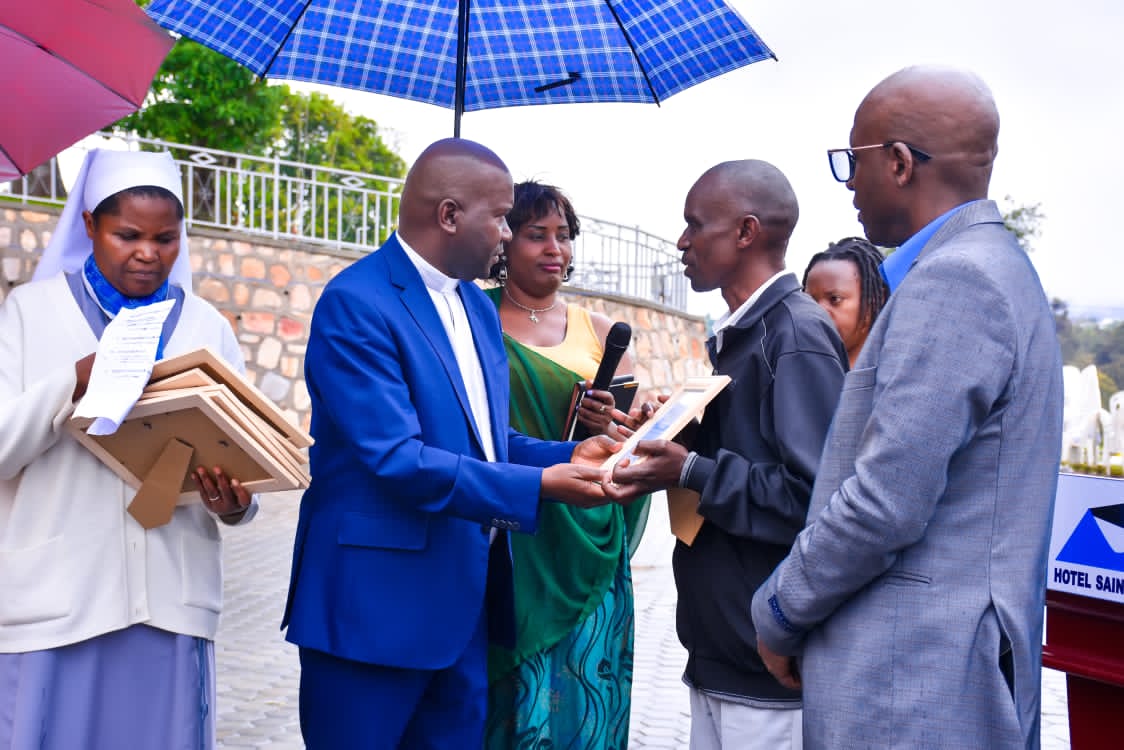 Abakozi bagiye mu kiruhuko bahawe ishimwe