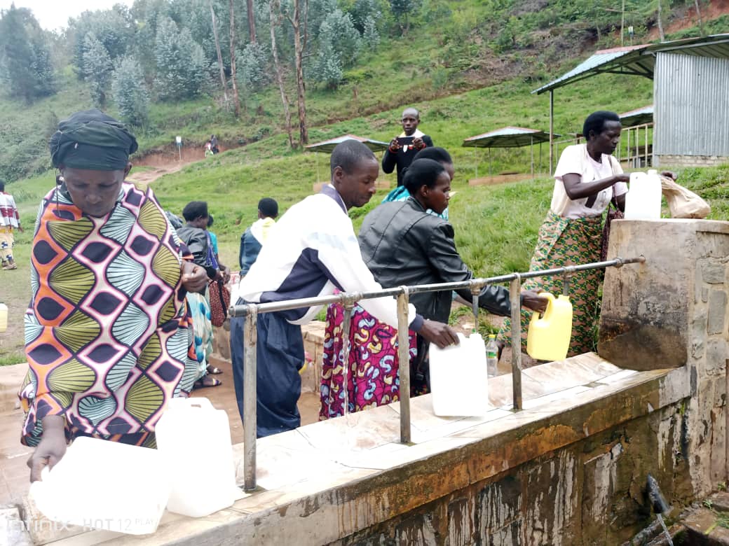 Mbere y'inyigisho n'Igitambo cya Misa Abakateshiste babanje gusura ingoro bavoma n'amazi ku iriba rya Bikira Mariya