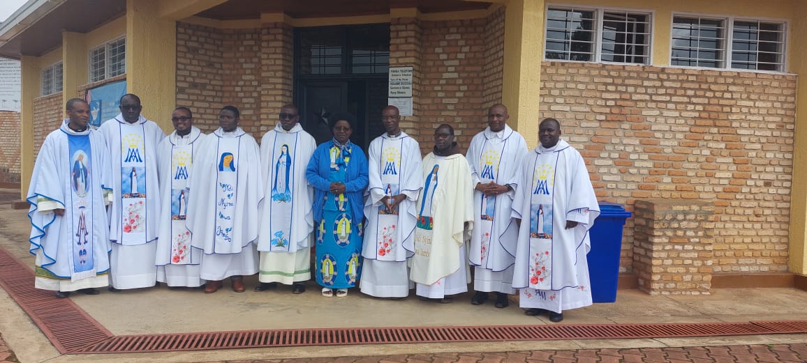 Abapadiri bakuru baherekeje abakateshisite bafatanya ubutumwa bwo kwigisha