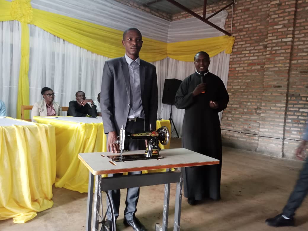 Umunyeshuri wagize abandi agatsinda neza ku kigero cya 98% mu ishami ry'ubudozi . Yahembwe imashini azahita atangira akazi.
