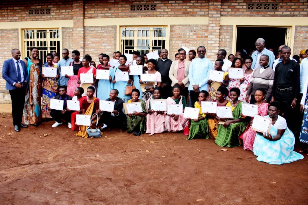 Urubyiruko rwo mu turere twa Huye na Gisagara rurashimira Caritas ya Diyosezi ya Butare yabafashije kwiga imyuga
