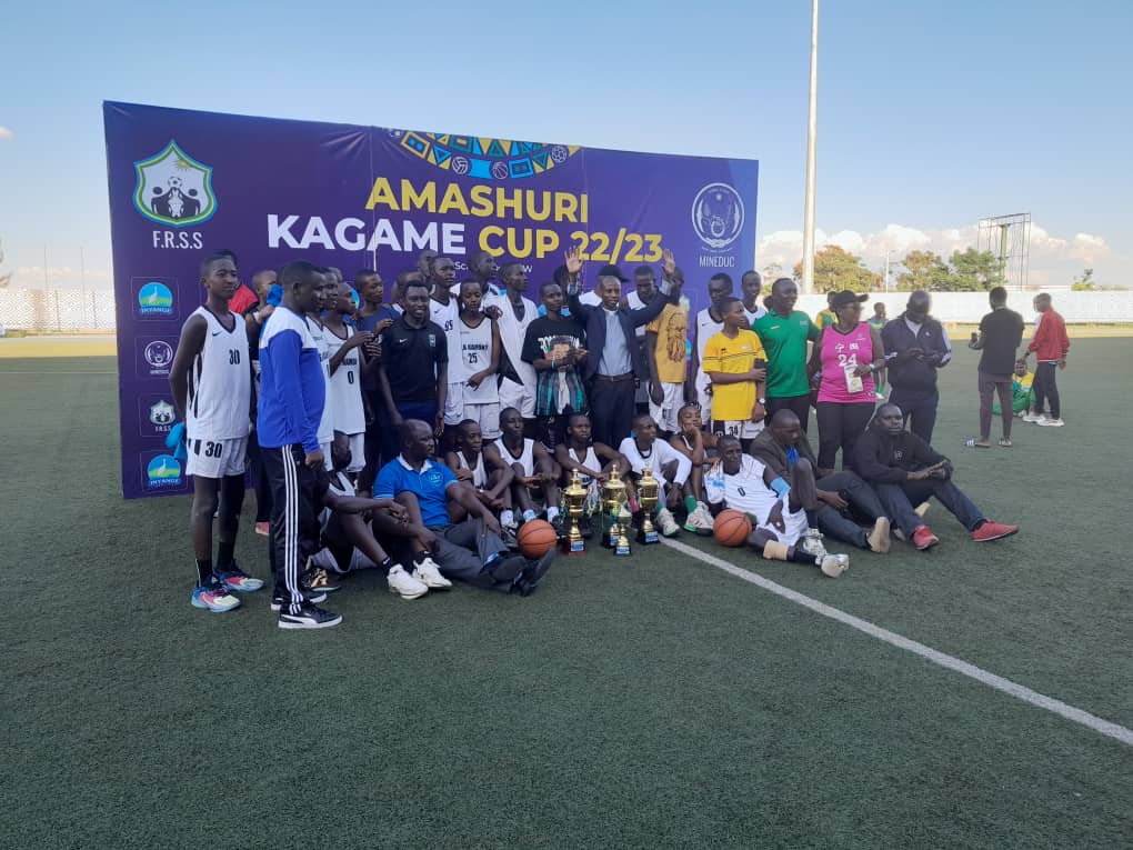 Ecole Sainte Bernadette Kamonyi yihariye ibikombe bya Basketball mu marushanwa Amashuri Kagame Cup 22/23