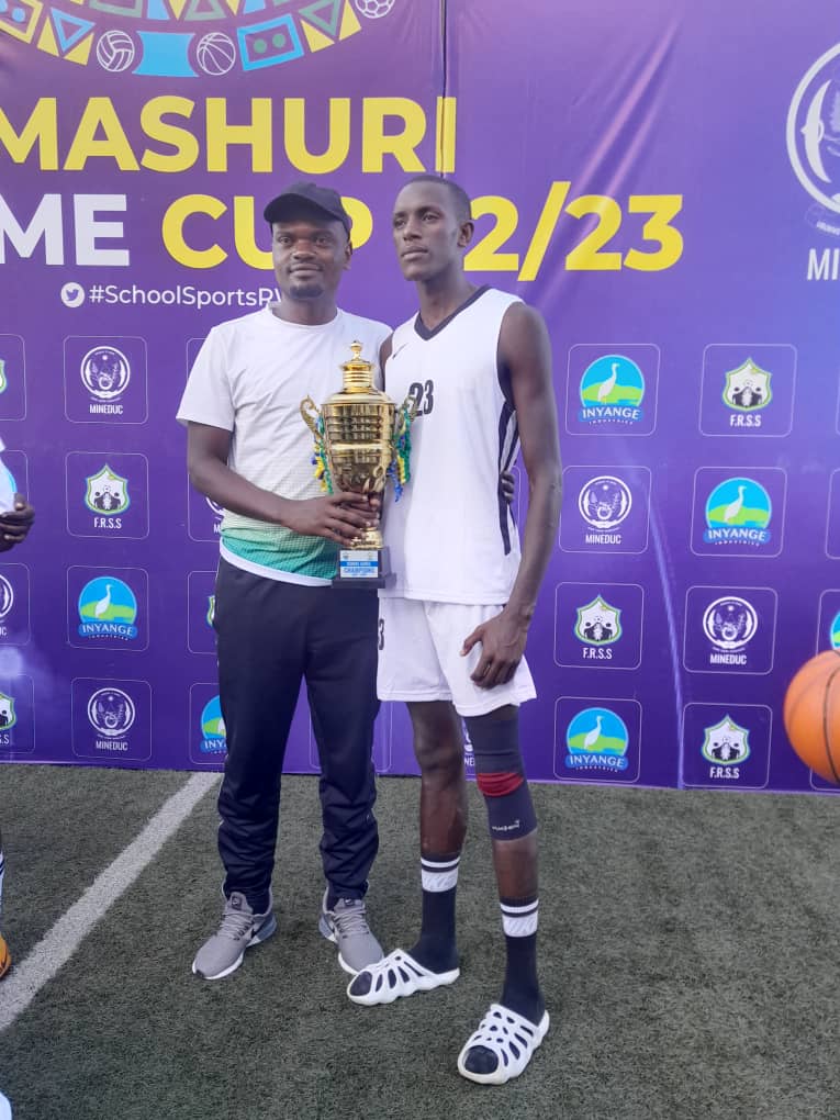 Ikipe y'Abahungu ya Basketball na yo yegukanye igikombe