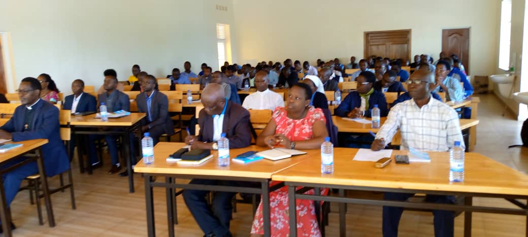 Abahagarariye abakristu mu maparuwasi atandukanye bitabiriye igikorwa cyo kumurika ibaruwa ku muryango