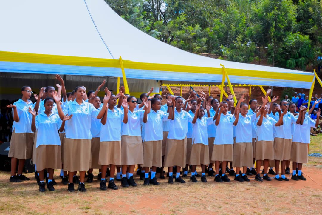 Abanyeshuri bo muri paruwasi ya Kansi bari bakereye kwizihiza uburere bwiza bahabwa na Kiliziya