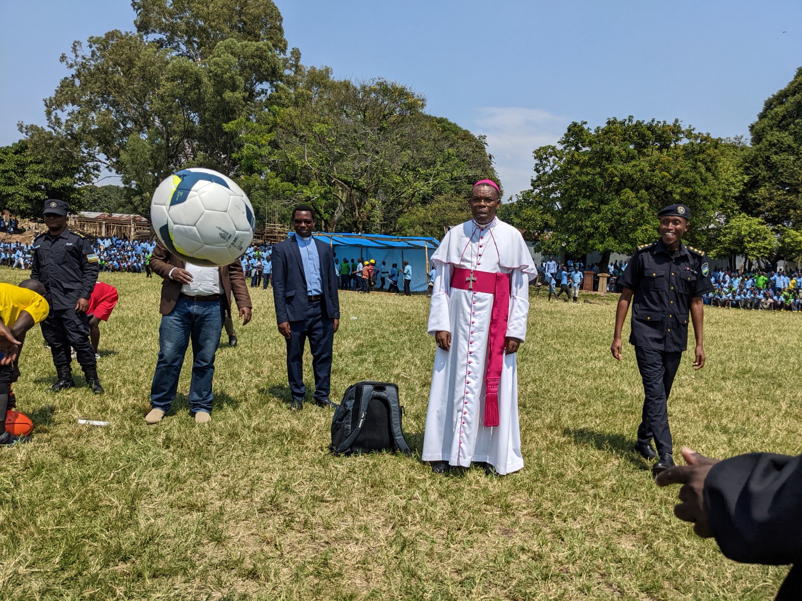 Myr Anaclet Mwumvaneza ashyikiriza urubyiruko ibikoresho bya siporo