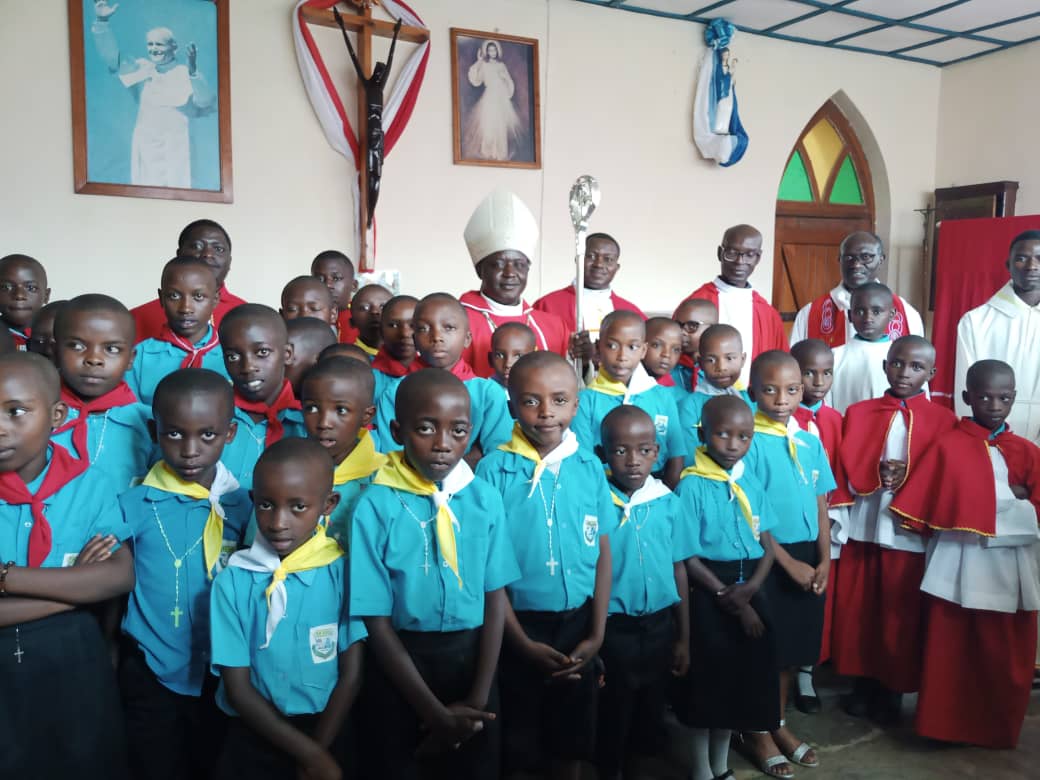 Musenyeri Balthazar Ntivuguruzwa yasuye Ishuri Kuza Regina Pacis Mushishiro anatanga amasakaramentu ku bana bayiteguye