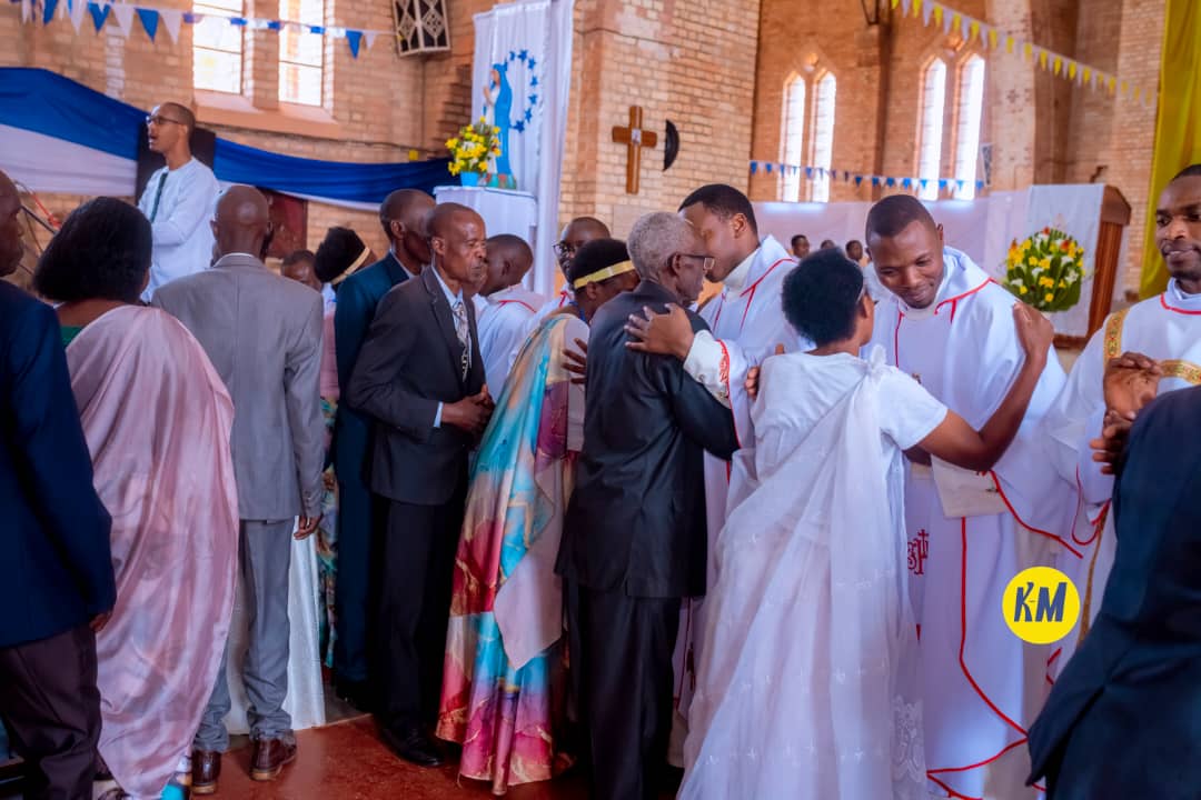 Inshuti n'imiryango y'abahawe ubusaseridoti babishimiye banabifuriza ubutumwa bwiza