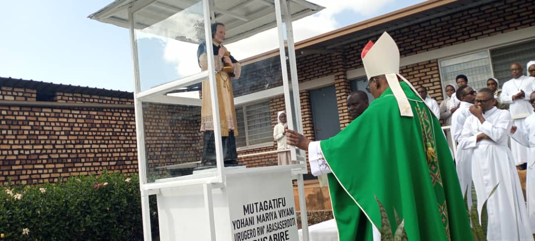 Ishusho ya Mutagatifu Yohani Mariya Viyani yahoze mu Iseminari y'i Kansi yimuriwe ku Karubanda