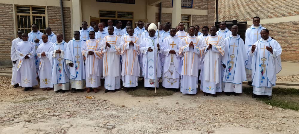 Myr Balthazar Ntivuguruzwa, Umwepiskopi wa Kabgayi n'abapadiri b'iyi diyosezi bitabiriye ibirori by'itangwa ry'ubusaserdoti I Kigoma