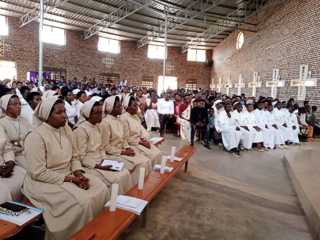 Inshuti n'imiryango bari baje ari benshi gushyigikira abakoze amasezerano