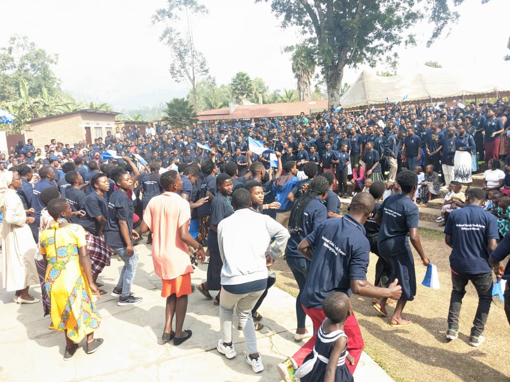 Urubyiruko mu byishimo byinshi bati ntacyo nteze kuzakena na Rimwe ngufite Dawe.