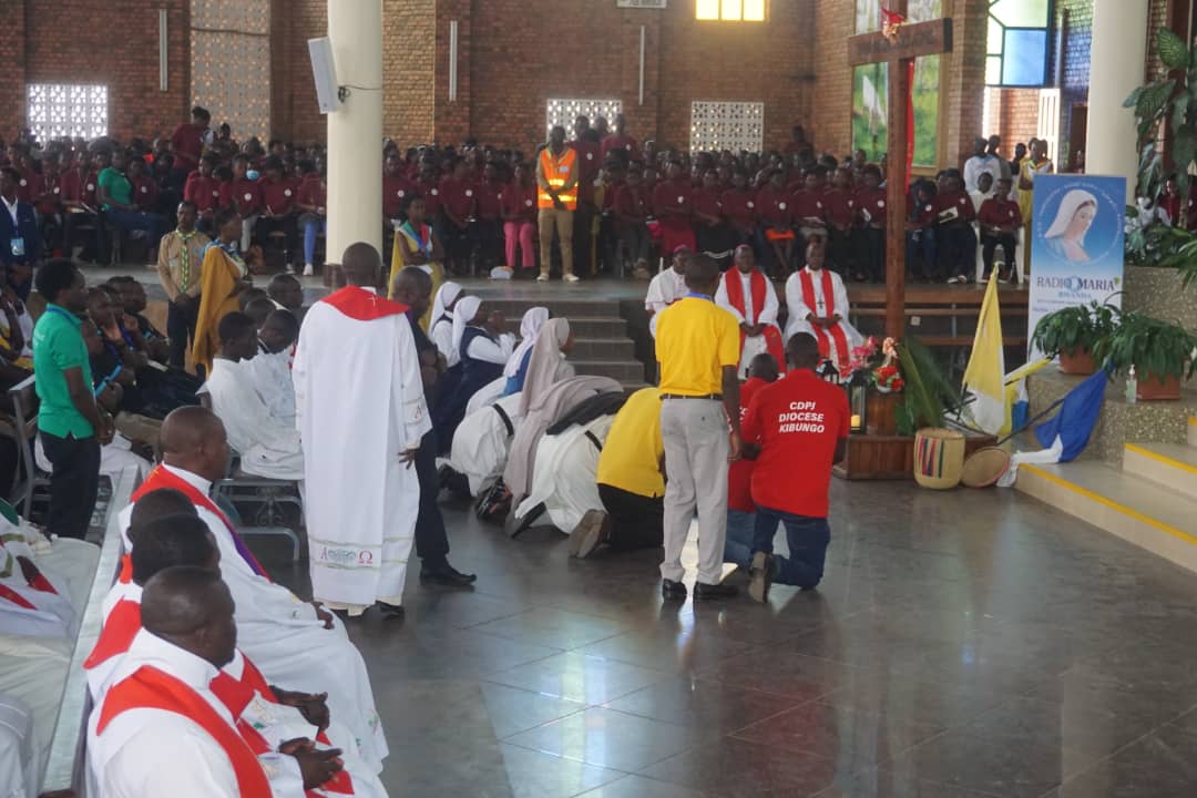 Hakurikiyeho umwanya wo kuramya umusaraba ku nitabiriye igikorwa cyo gutangiza Forumu ya 20 y'urubyiruko