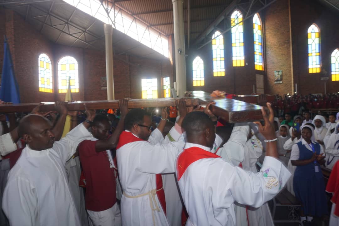 Nyuma yo kuwakira umusaraba watambagijwe ugana mu kiliziya