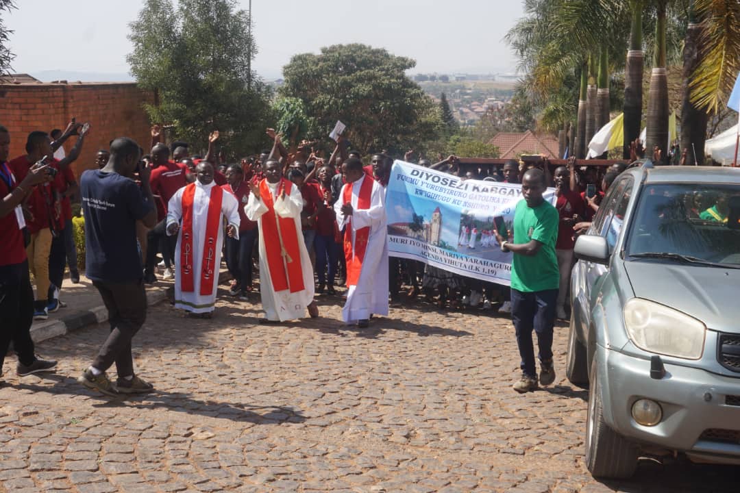 Umutambagiro wazingurutse kiliziya ya Remera winjirira mu muryango mukuru