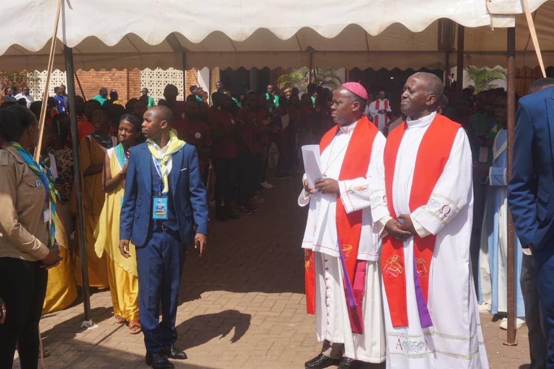 Myr Papias Musengamana ni we washyikirije Karidinali Kambanda umusaraba wa Forumu