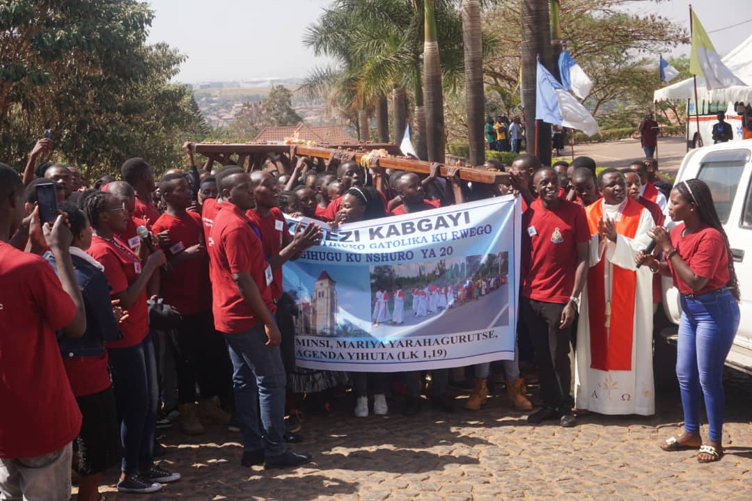 Diyosezi ya Kabgayi yashyikirije Umusaraba wa Forumu Arikidiyosezi ya Kigali