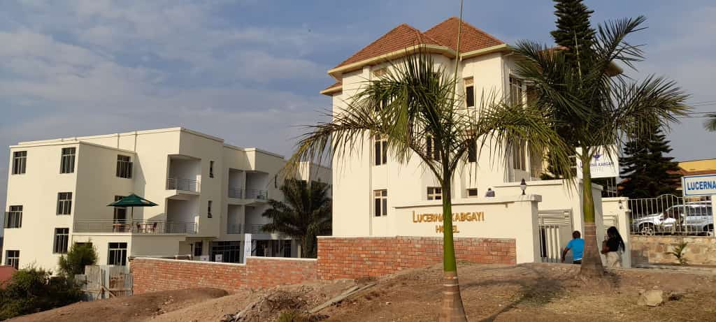 Inyubako zombi zigize Lucerna Kabgayi Hotel urebeye ku muhanda