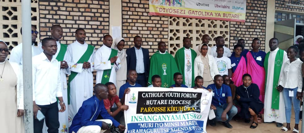 Abapadiri n'abihayimana bifatanyije n'urubyiruko rwa Butare muri Forumu