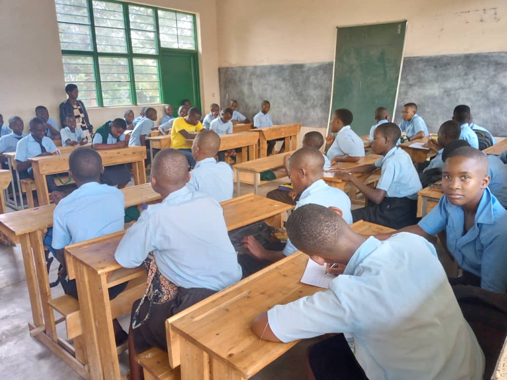 Ababyeyi barasabwa kudakerereza abana kugera ku ishuri ngo ni uko batarabona ibikoresho.