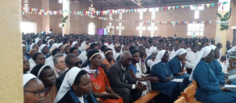 Abakristu bari baje ari benshi kwishimira aba babikira no gushimira ubutumwa bukorwa n'uyu muryango
