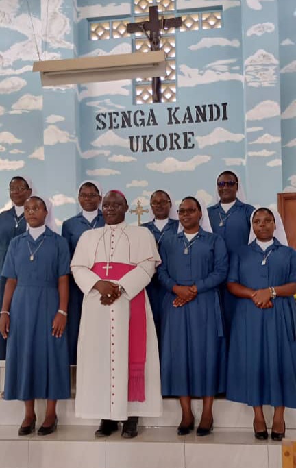 Myr Balthazar Ntivuguruzwa yifatanyije n'Umuryango wa Mutagatifu Yozefu w'i Jerona mu masezerano y'ababikira 7