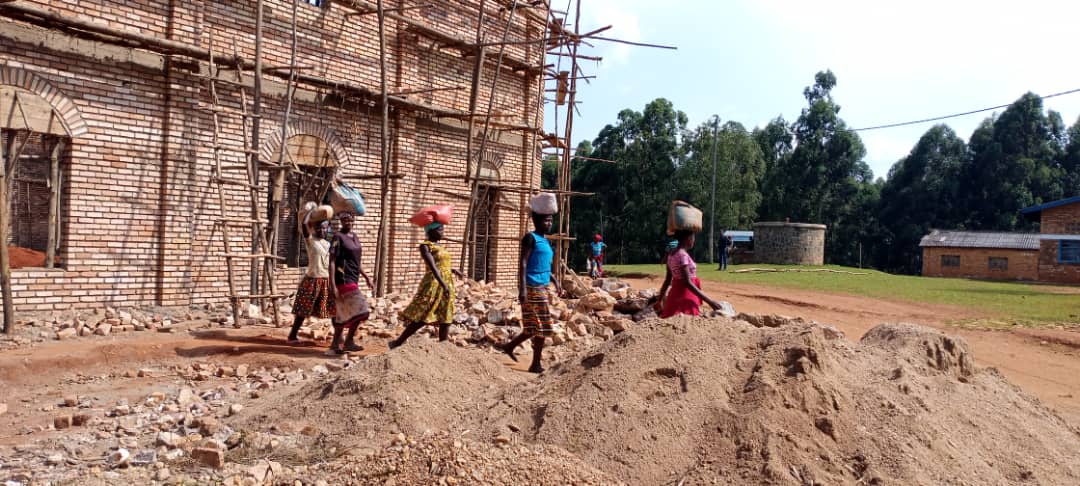 Abakristu ba Higiro mu byiciro bitandukanye batanga umuganda mu mirimo yo kubaka Kiliziya
