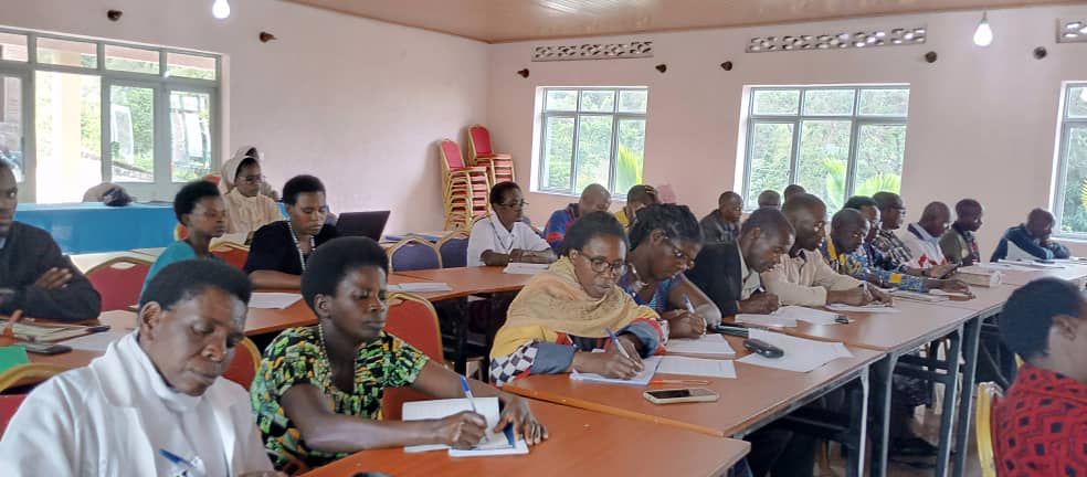 Abakateshiste bagiye guhabwa amahungurwa azabafasha gusobanukirwa n'ibyo bigisha