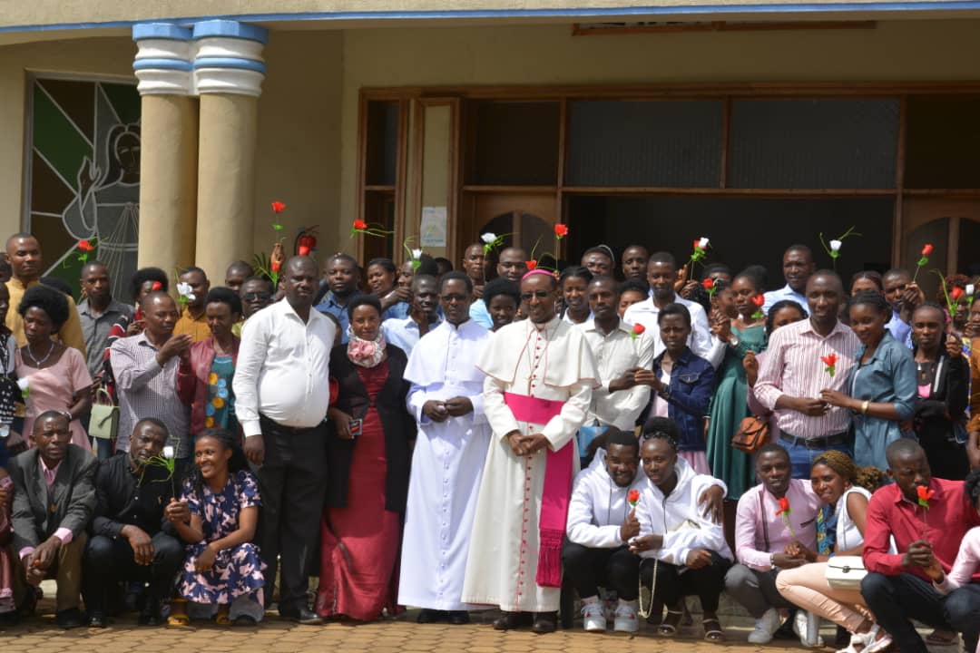 Abasore n'inkumi basaga 300 bakoreye urugendo nyobokamana ku Ibanga ry'Amahoro
