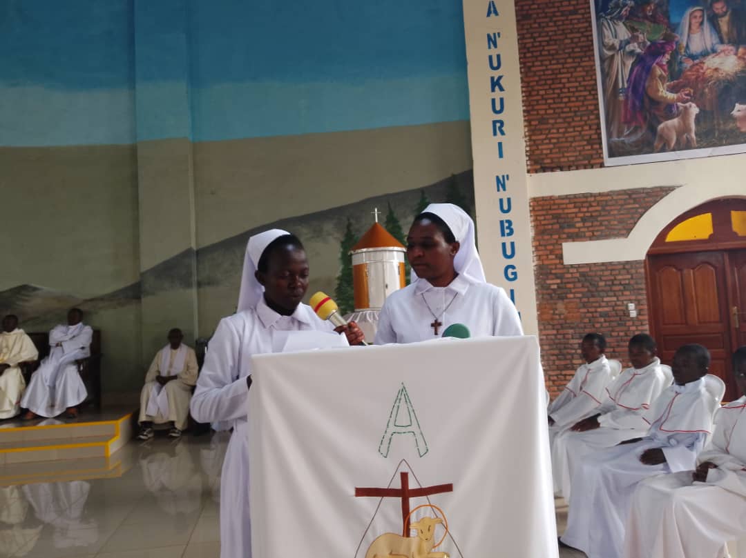 Mama Celine Umuhire, umwe muri babiri bakoze Amasezerano ya Burundu ari nawe wavuze mu izina ry'abakoze amasezerano