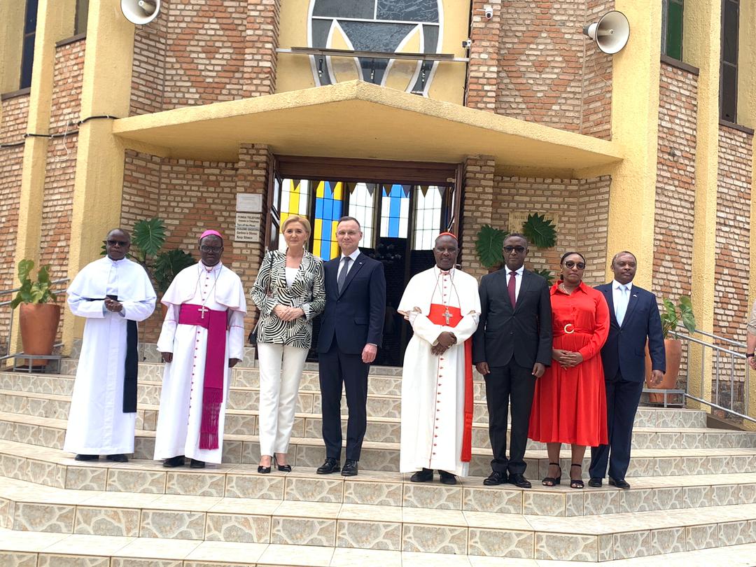 Abayobozi batandukanye barimo Dr Vincent Biruta, Minisitiri w'Ububanyi n'Amahanga w'u Rwanda bakiriye Perezida wa Polonye I Kibeho