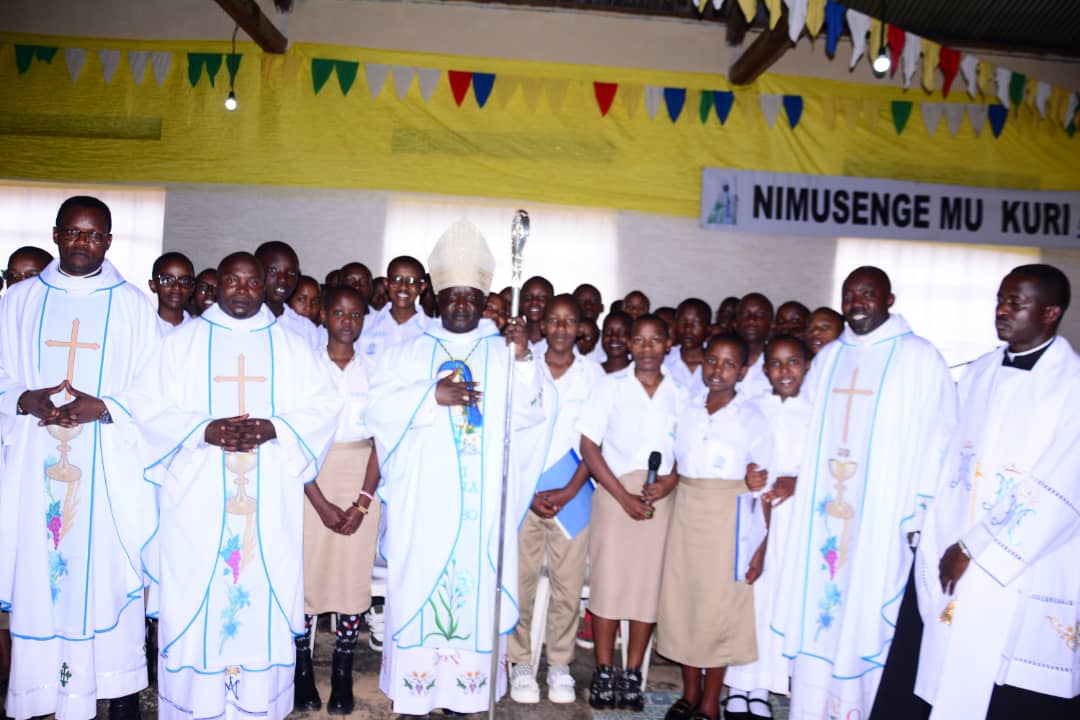 Myr Balthazar yifatanyije n'ishuri rya ETG Gitumba kwizihiza  umunsi mukuru w'Umutagatifu ryiragije