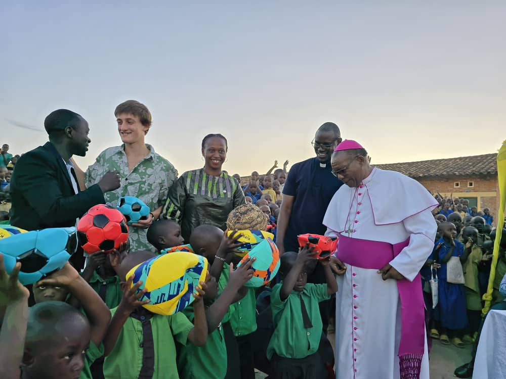 Abanyeshuri bishimiye impano zirimo imipira yo gukina