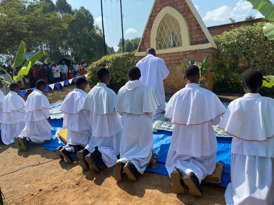 Mbere y'Igitambo cya Misa habanje guha umugisha shapeli ya Bikira Mariya Umwamikazi w'intumwa