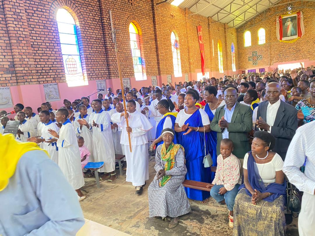 Abakristu ba Mushishiro n'abo mu maparuwasi abarizwa muri iyi Dowayene bari baje kunyura mu muryango w'impuhwe