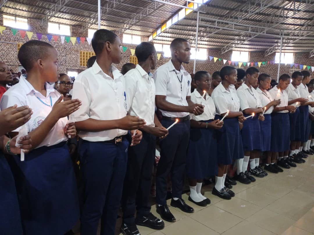 Muri ibi birori abanyeshuri biteguye bahawe Amasakaramentu y'ibanze