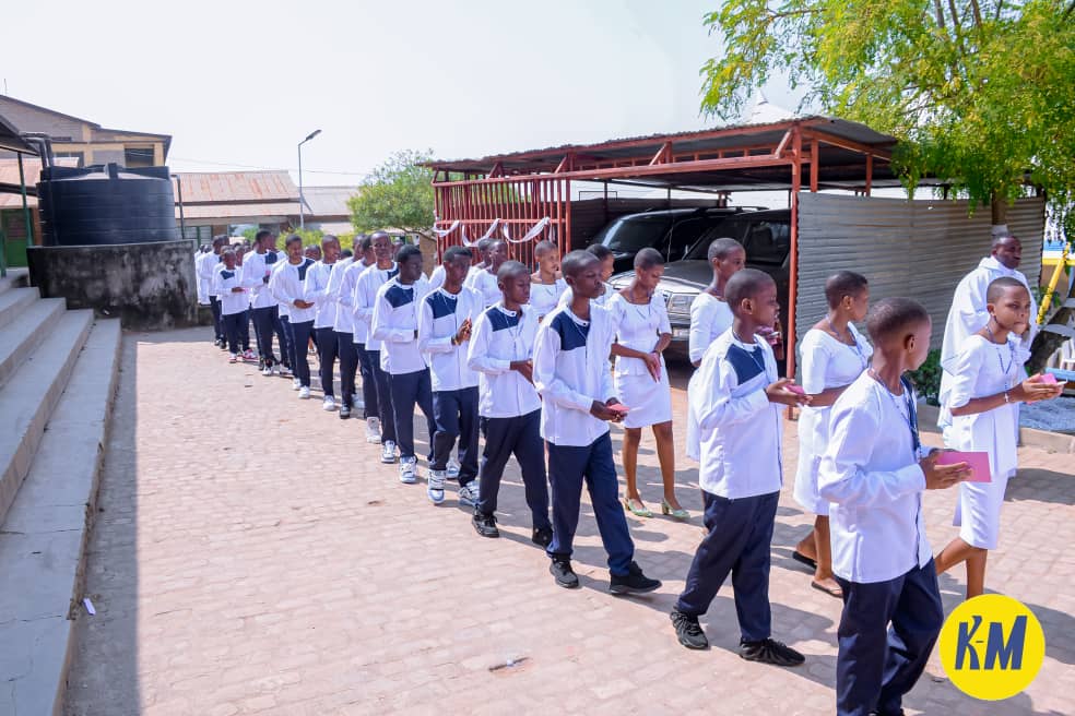 Abanyeshuri babyiteguye bahawe amasakaramenru