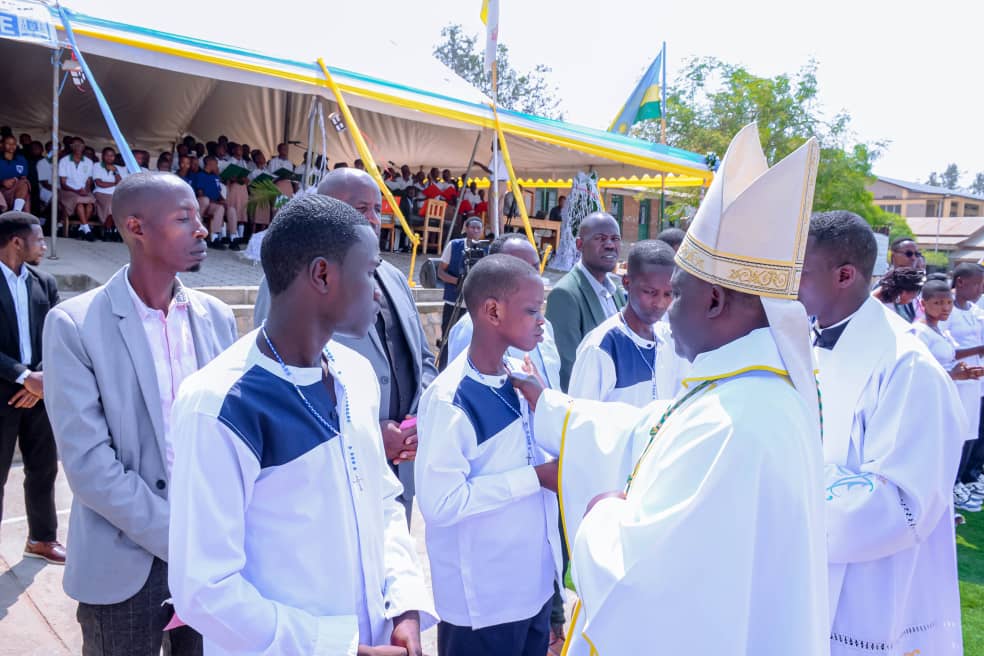 Myr Balthazar yahaye amasakaramentu abanyeshuri ba Saint Ignace Mugina