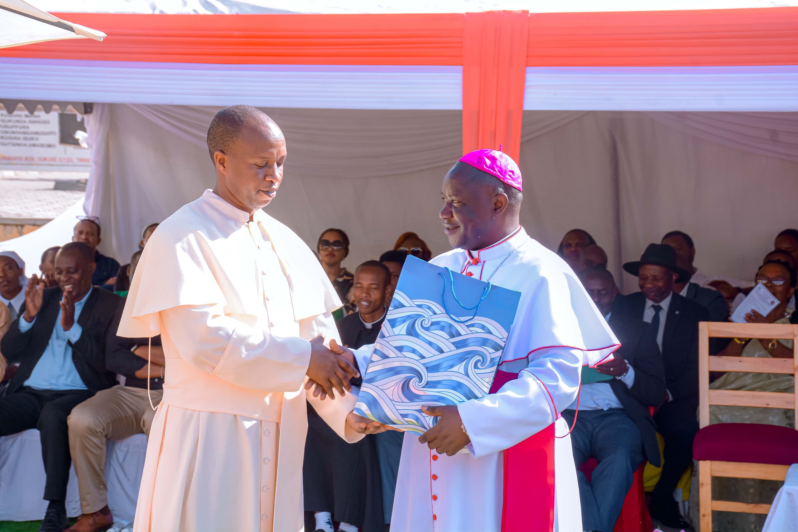 Uruhushya rwo gutwara ibinyabiziga, kimwe mu bumenyi bwisumbuye abize muri ECOSE Saint Kizito Musambira batahana