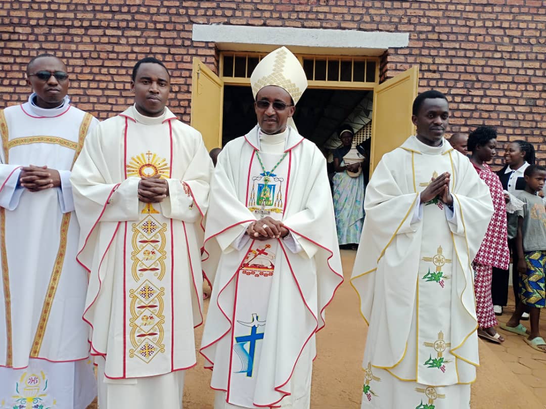 Paruwasi ya Gakoma Yishimiye Padiri Mushya Bizimana Jean Claude nyuma y'imyaka myinshi abamubanjirije bitabye Imana