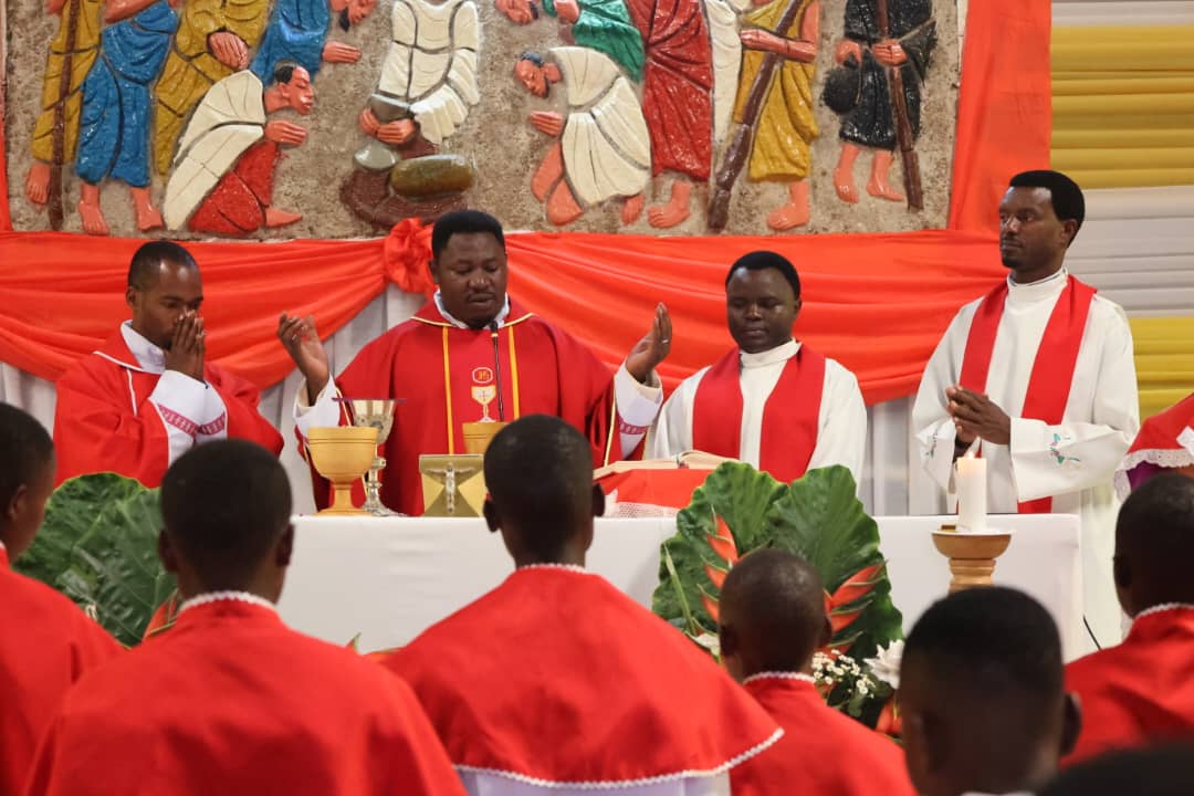 Padiri Evariste Uwintwari, Padiri Mukuru wa Kibuye ni we wayoboye Igitambo cya Misa